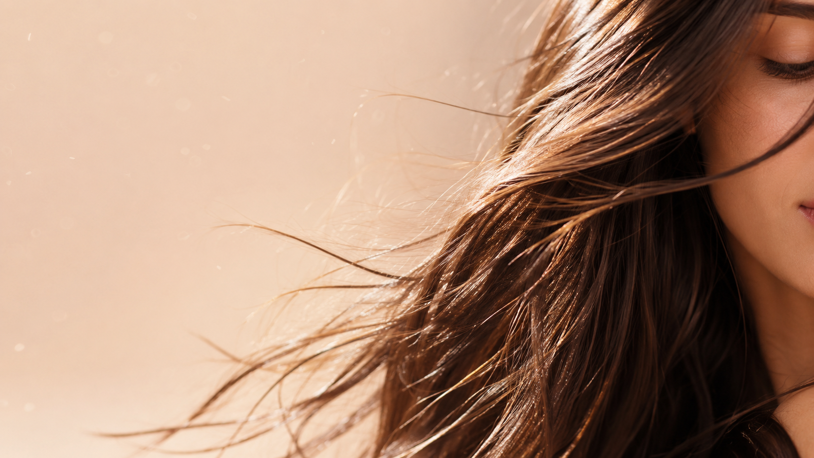 Cabello sano moviéndose al viento con luz suave y brillo natural